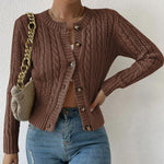 Geknöpfter Cardigan mit klassischem Zopfmuster – Produktansicht 5