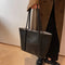 Elegante Schultertasche aus hochwertigem Material in Wickeloptik – Produktansicht 4