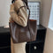 Elegante Schultertasche aus hochwertigem Material in Wickeloptik – Produktansicht 5