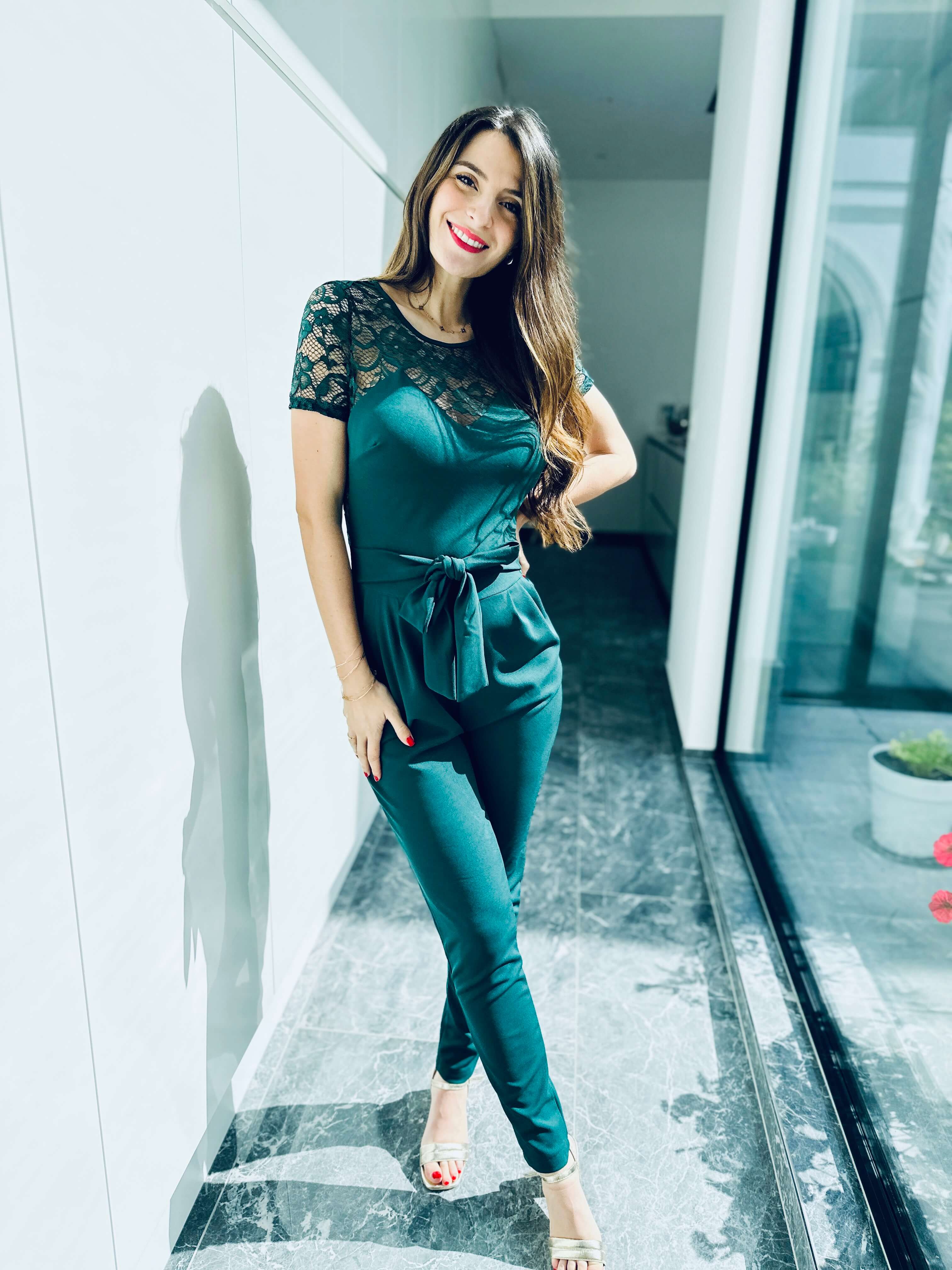 Eleganter Spitzen-Jumpsuit mit Bindegürtel – Produktansicht 4