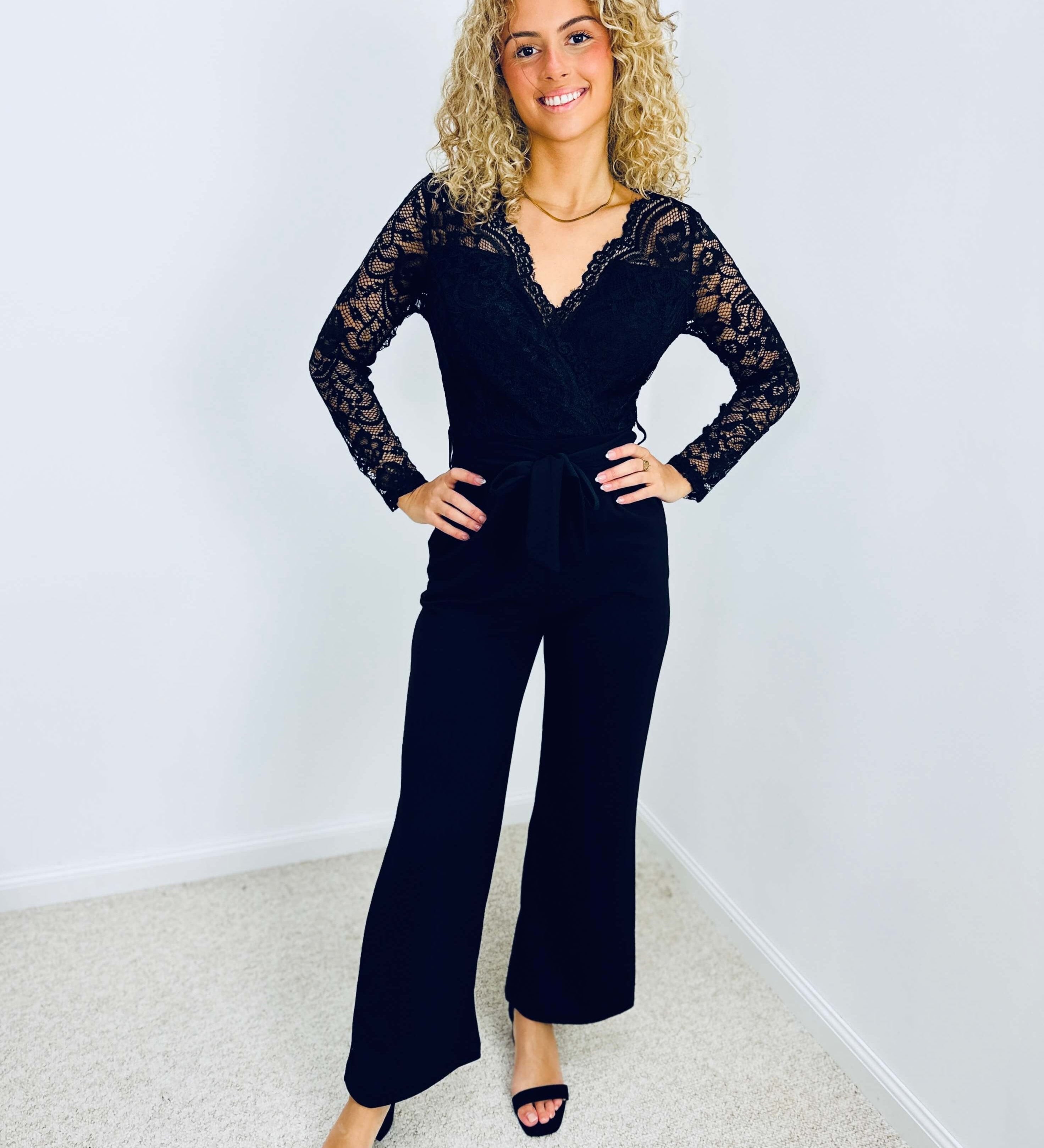 Nellie | Femininer Spitzen-Jumpsuit mit langen Ärmeln