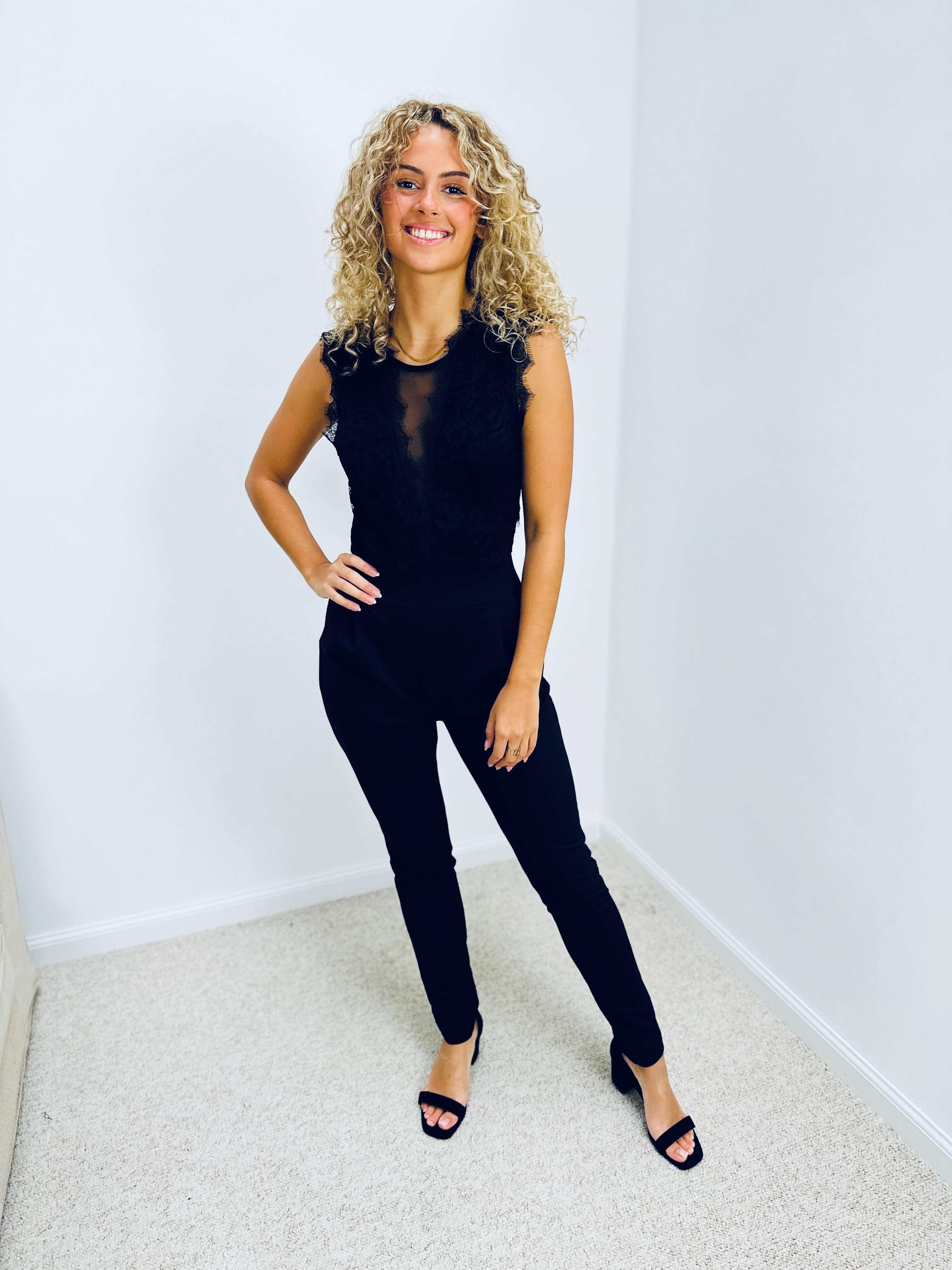 Ärmelloser Jumpsuit mit Spitzenrücken – Produktansicht 3