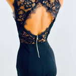 Ärmelloser Jumpsuit mit Spitzenrücken – Produktansicht 4