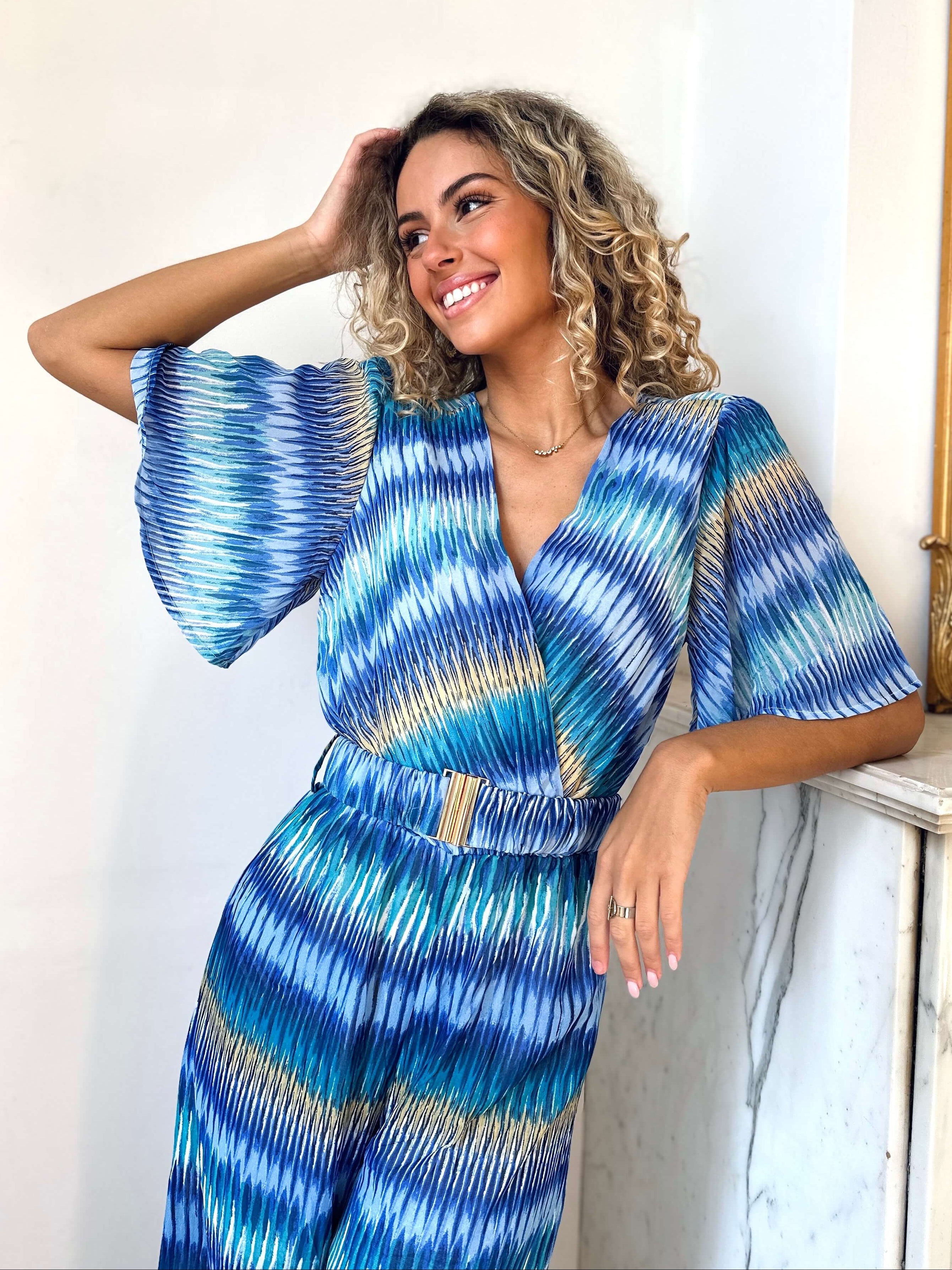Bedruckter Jumpsuit mit Wickelausschnitt in Samtoptik – Produktansicht 2