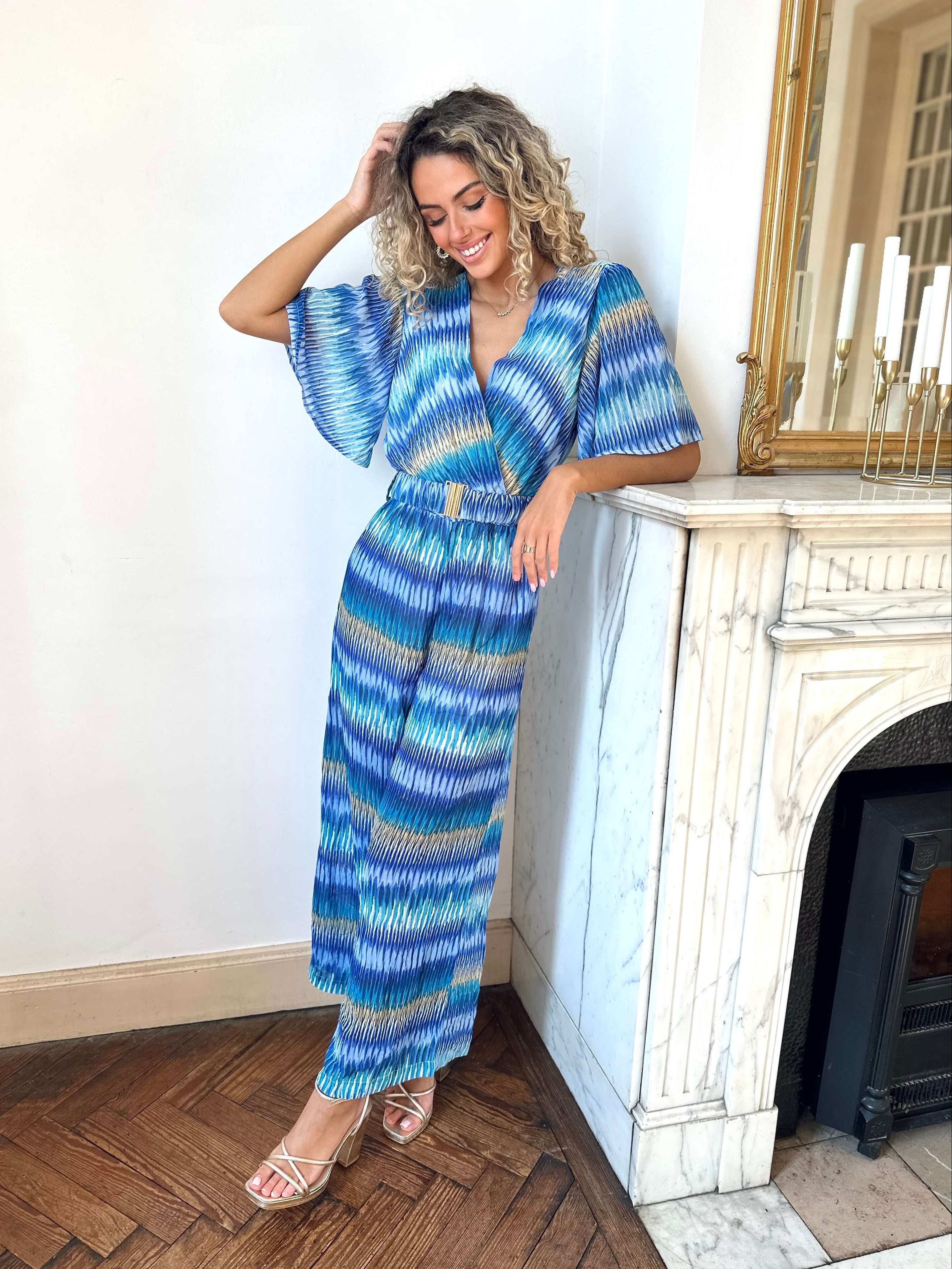 Bedruckter Jumpsuit mit Wickelausschnitt in Samtoptik – Produktansicht 3