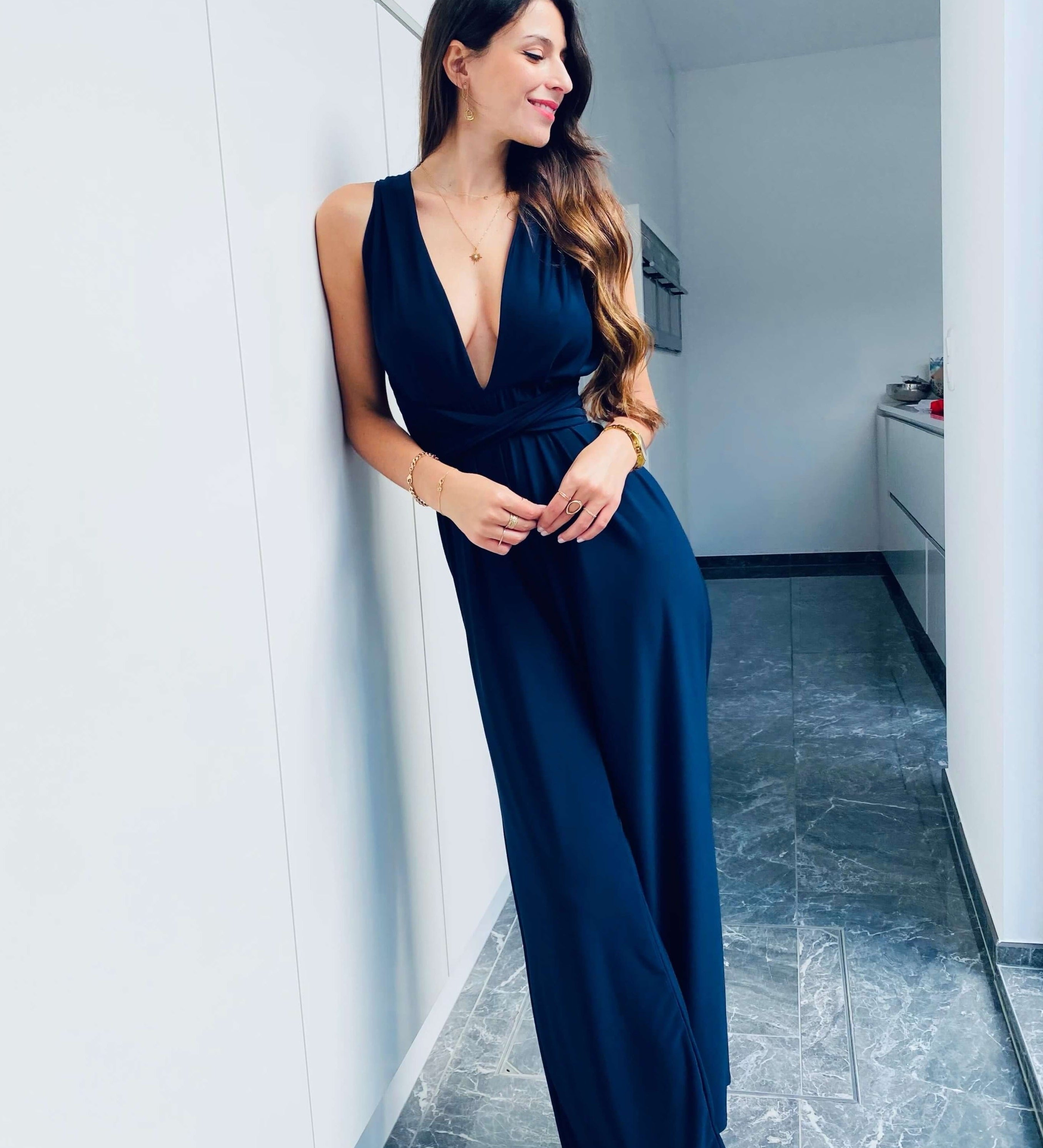 Vielseitiger Jumpsuit mit tiefem V-Ausschnitt – Produktansicht 2
