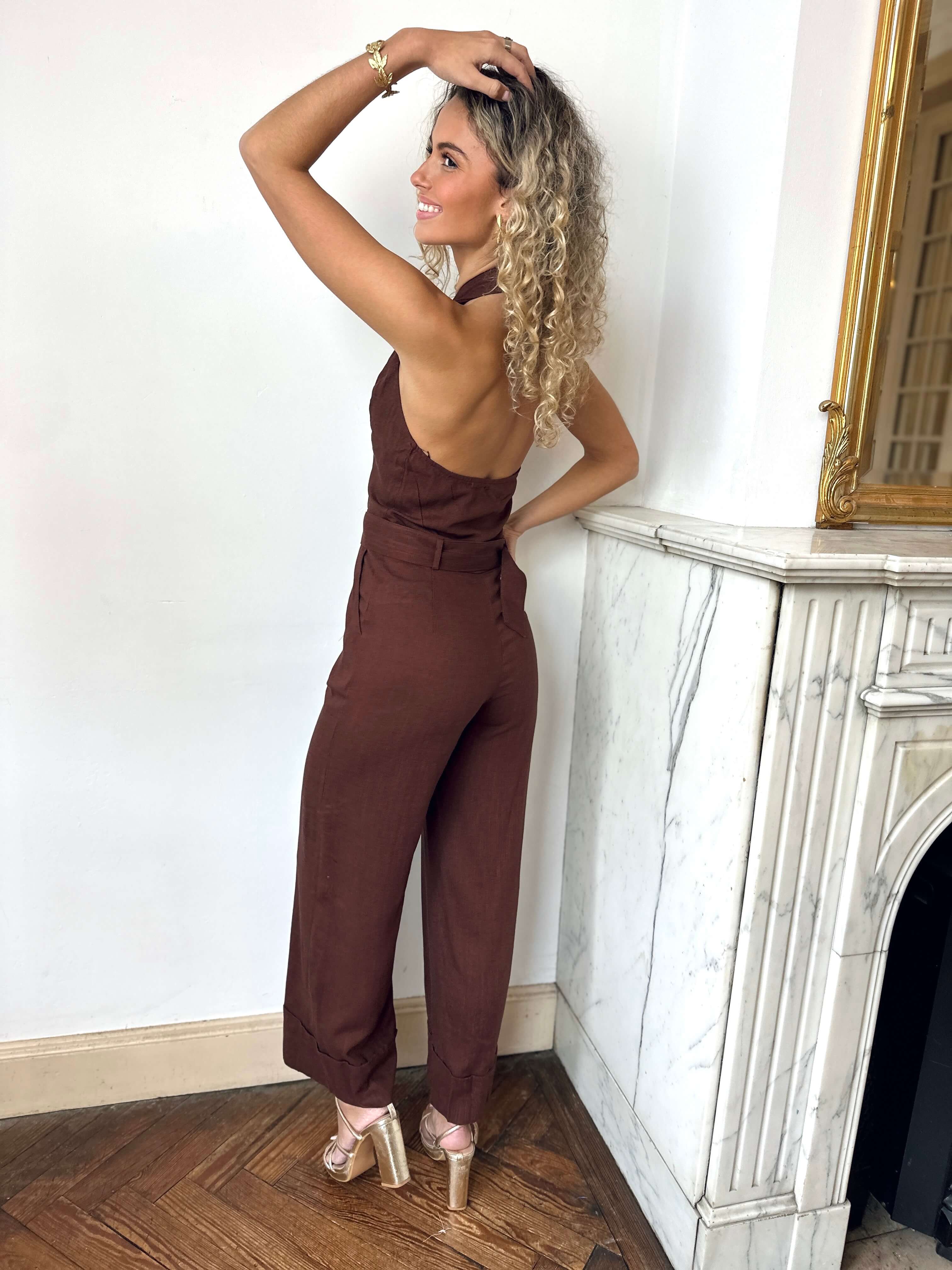 Taillierter Jumpsuit mit Reverskragen und Gürtel – Produktansicht 3