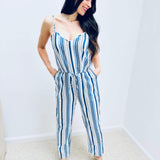 Gestreifter Jumpsuit mit Bindegürtel – Produktansicht 3