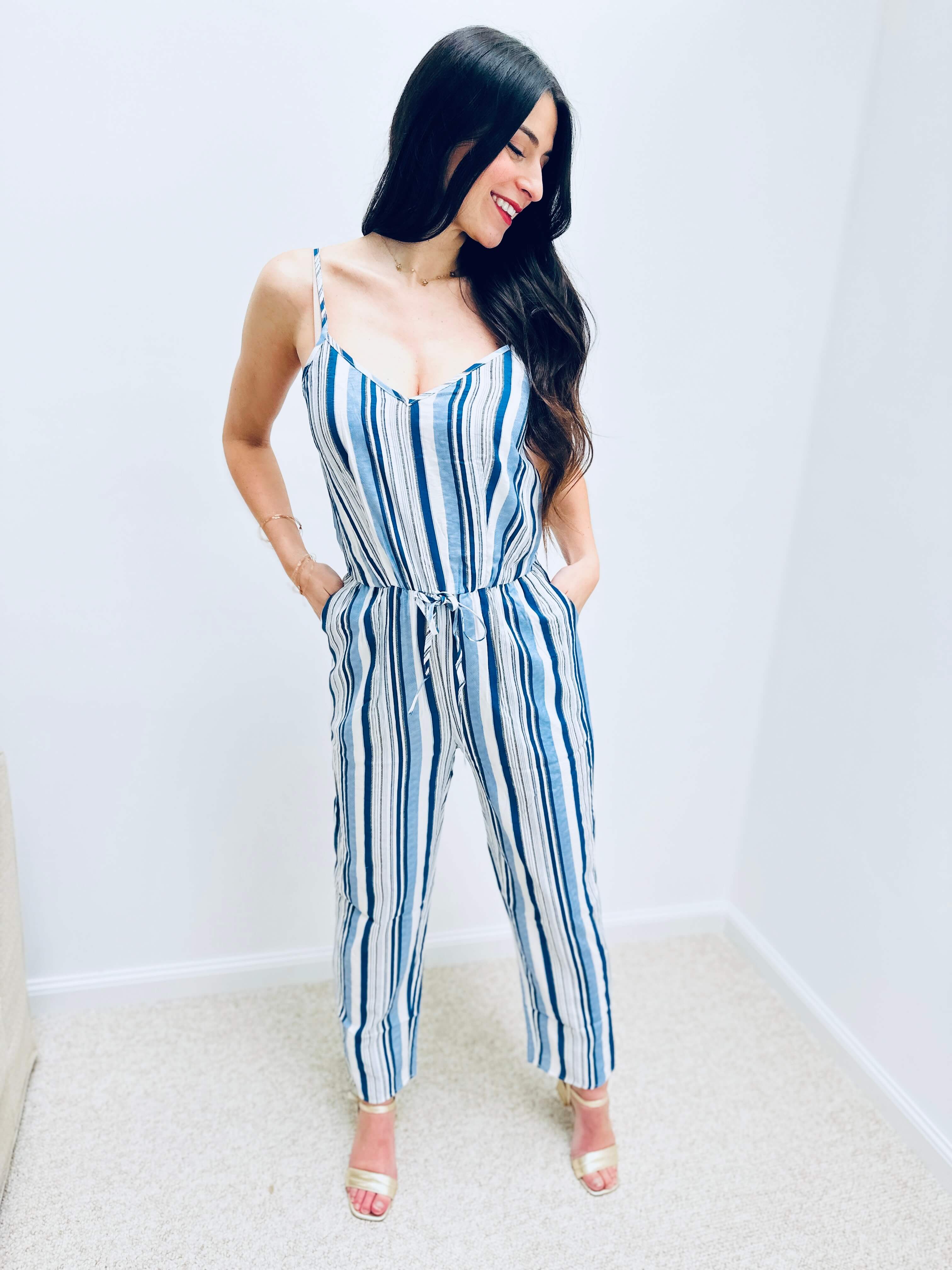Gestreifter Jumpsuit mit Bindegürtel – Produktansicht 3