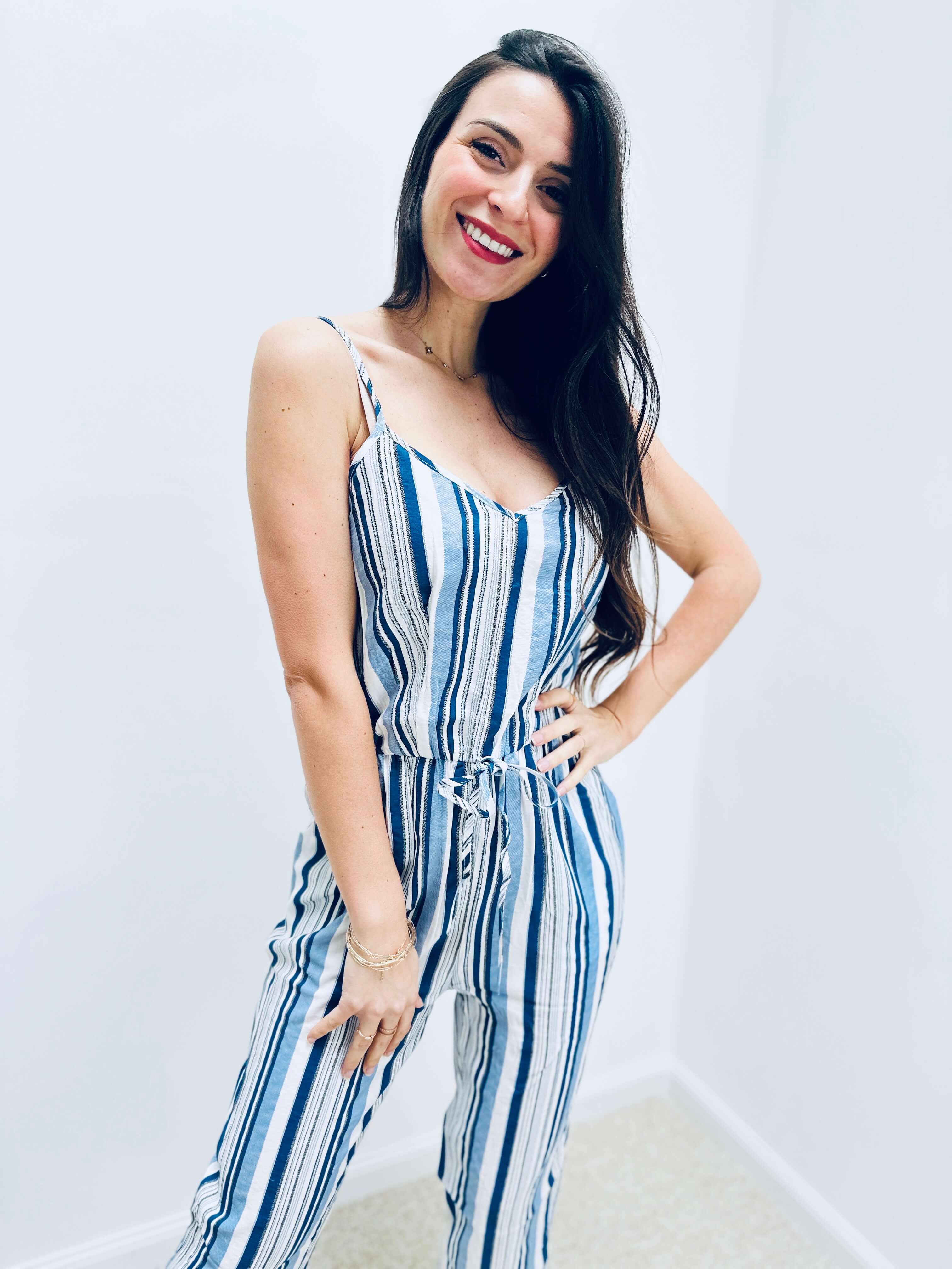 Gestreifter Jumpsuit mit Bindegürtel – Produktansicht 4