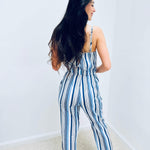 Gestreifter Jumpsuit mit Bindegürtel – Produktansicht 5