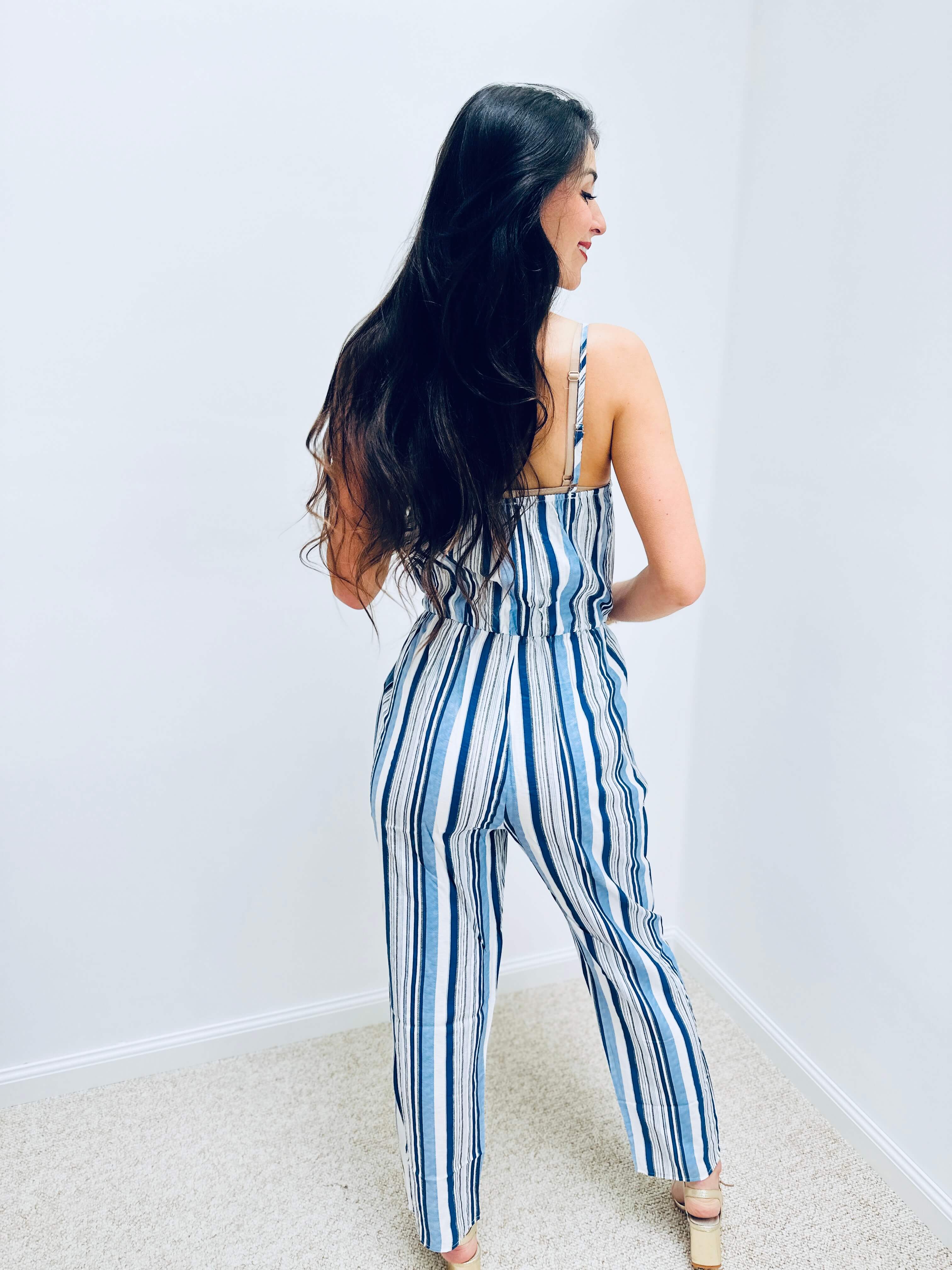 Gestreifter Jumpsuit mit Bindegürtel – Produktansicht 5
