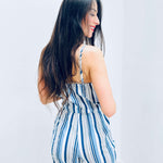 Gestreifter Jumpsuit mit Bindegürtel – Produktansicht 2