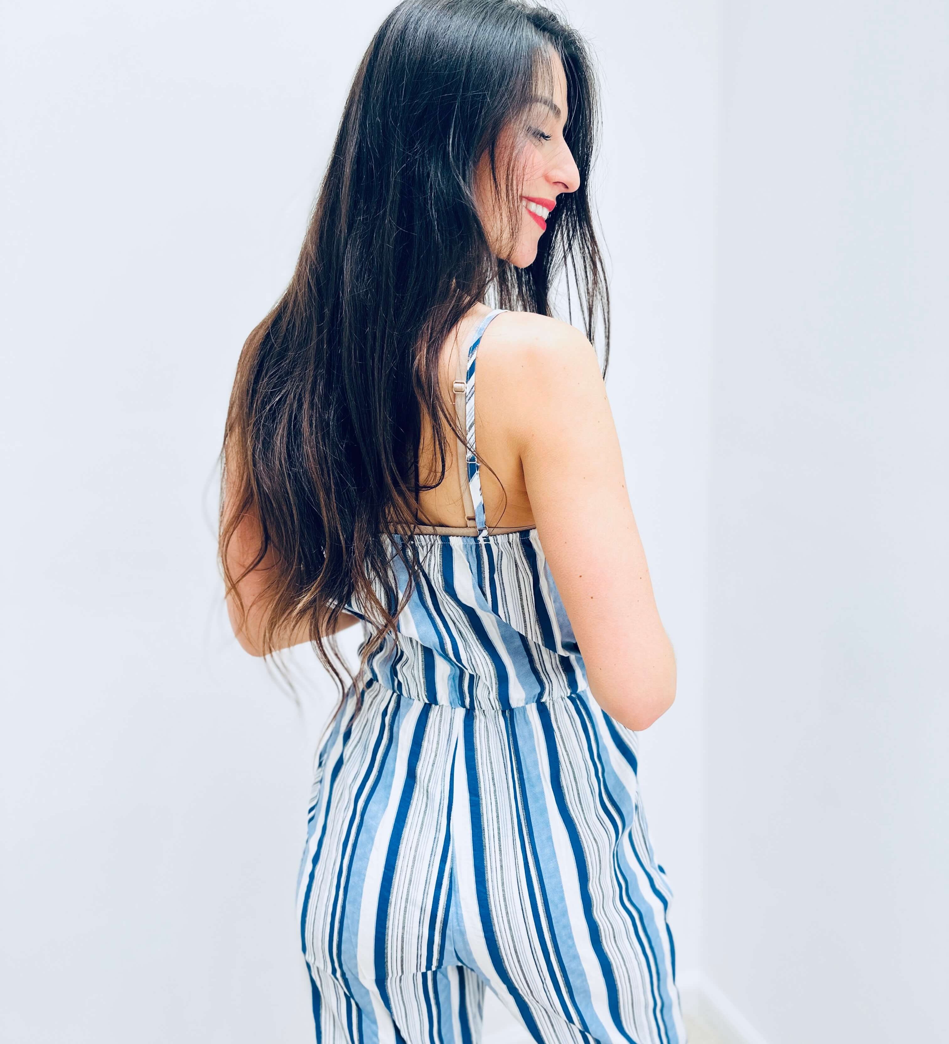 Gestreifter Jumpsuit mit Bindegürtel – Produktansicht 2