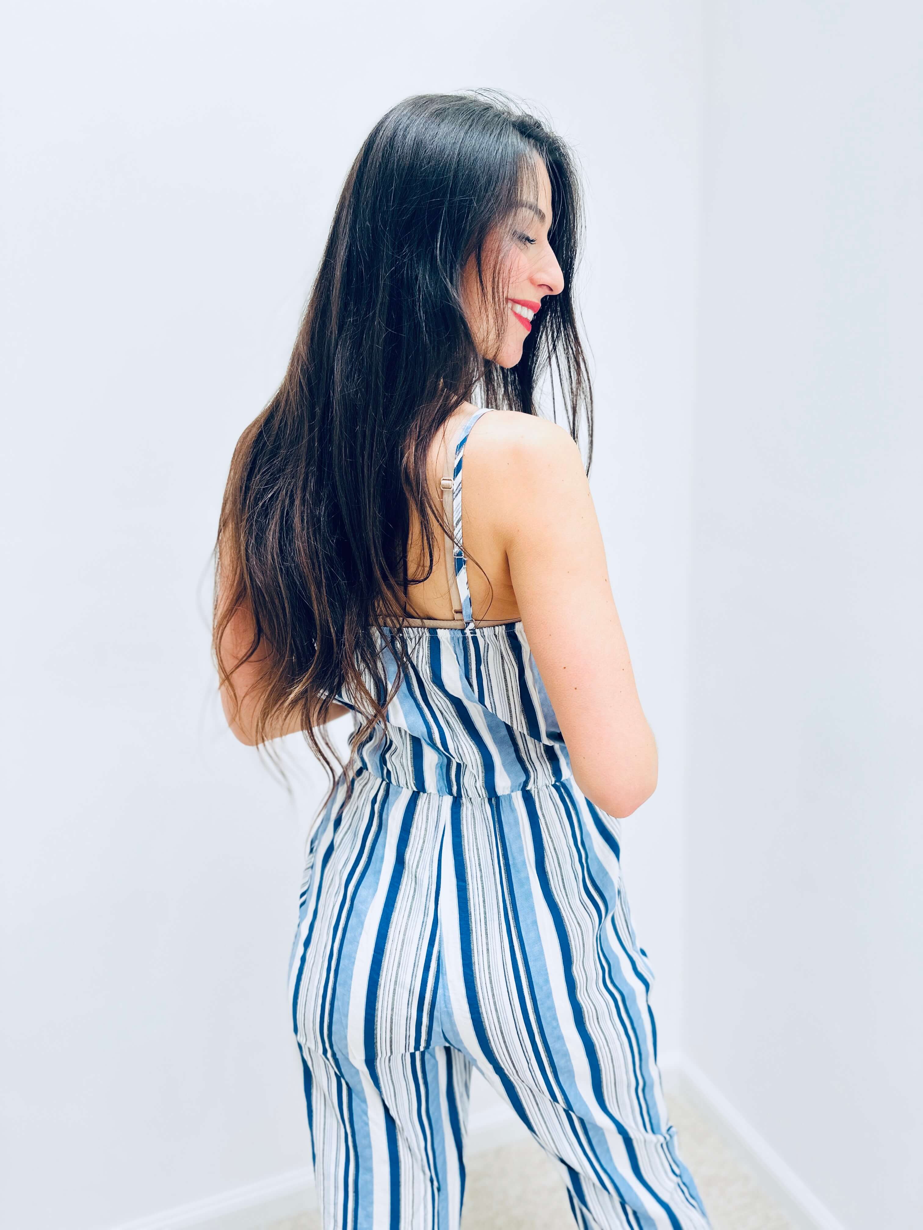 Gestreifter Jumpsuit mit Bindegürtel – Produktansicht 2