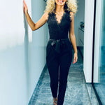 Amelie | Ärmelloser Spitzen-Jumpsuit mit Bindegürtel