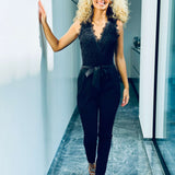 Amelie | Ärmelloser Spitzen-Jumpsuit mit Bindegürtel