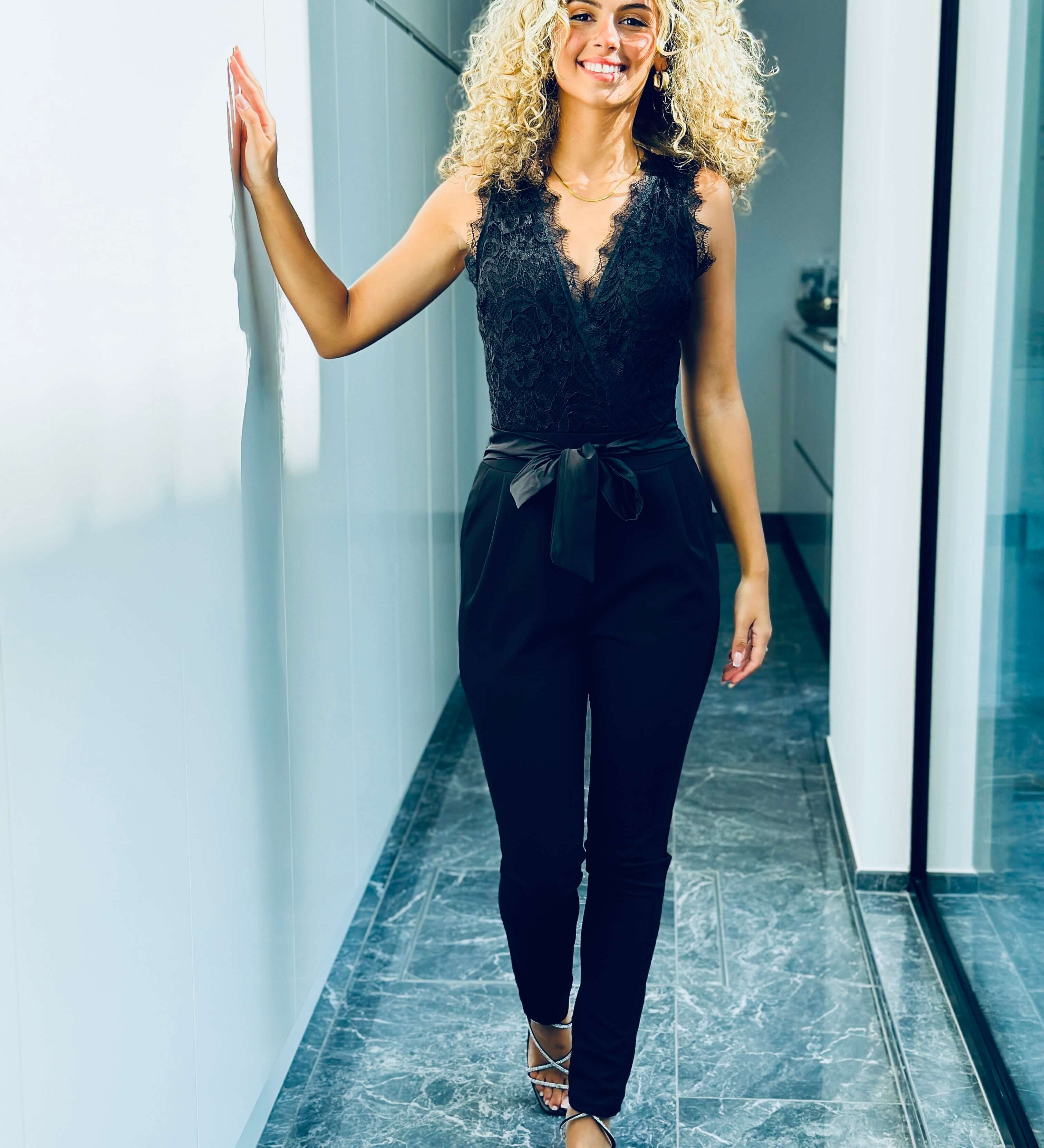 Amelie | Ärmelloser Spitzen-Jumpsuit mit Bindegürtel