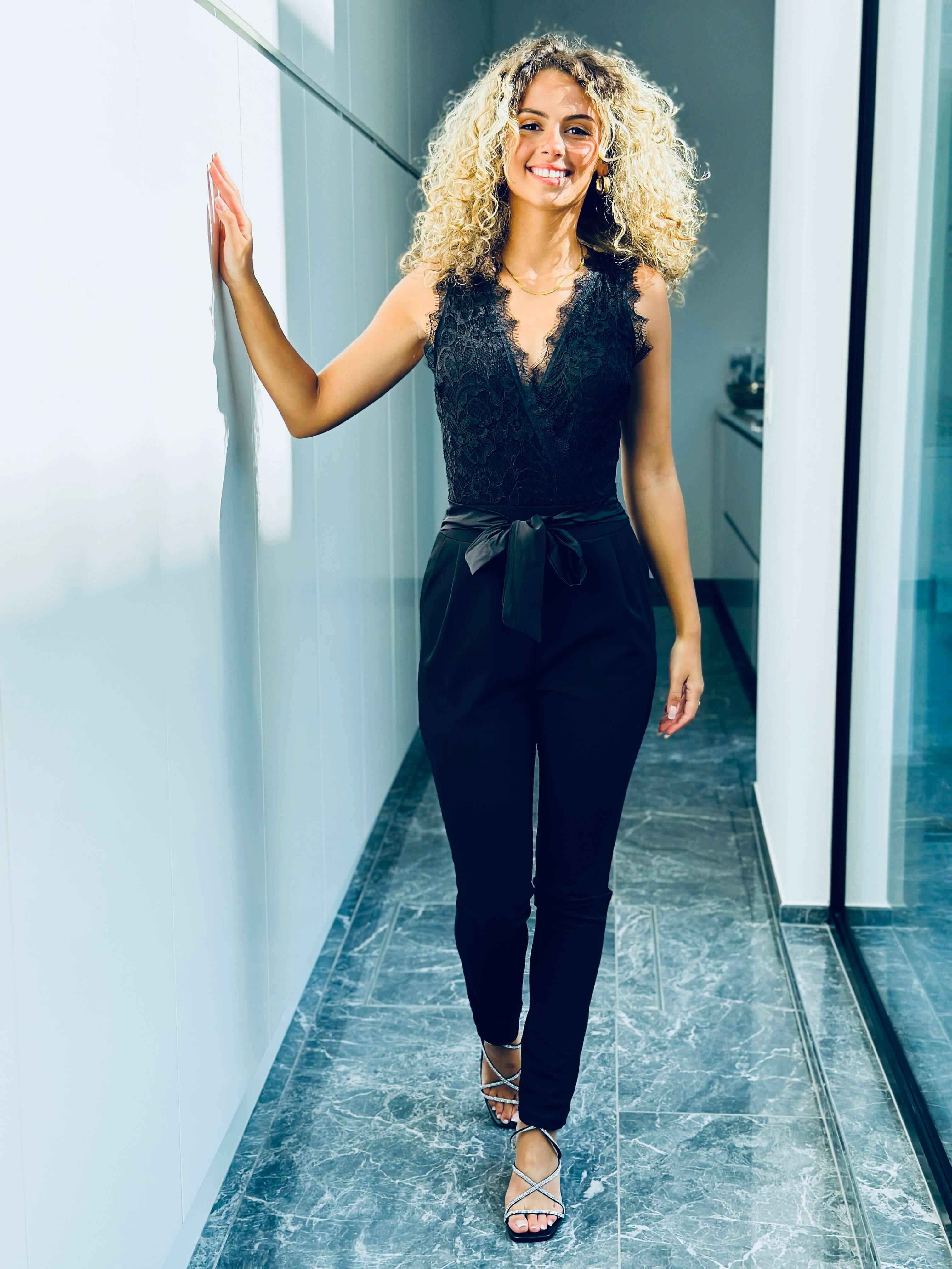Amelie | Ärmelloser Spitzen-Jumpsuit mit Bindegürtel