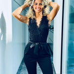 Ärmelloser Spitzen-Jumpsuit mit Bindegürtel – Produktansicht 2