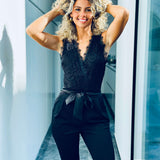 Ärmelloser Spitzen-Jumpsuit mit Bindegürtel – Produktansicht 2
