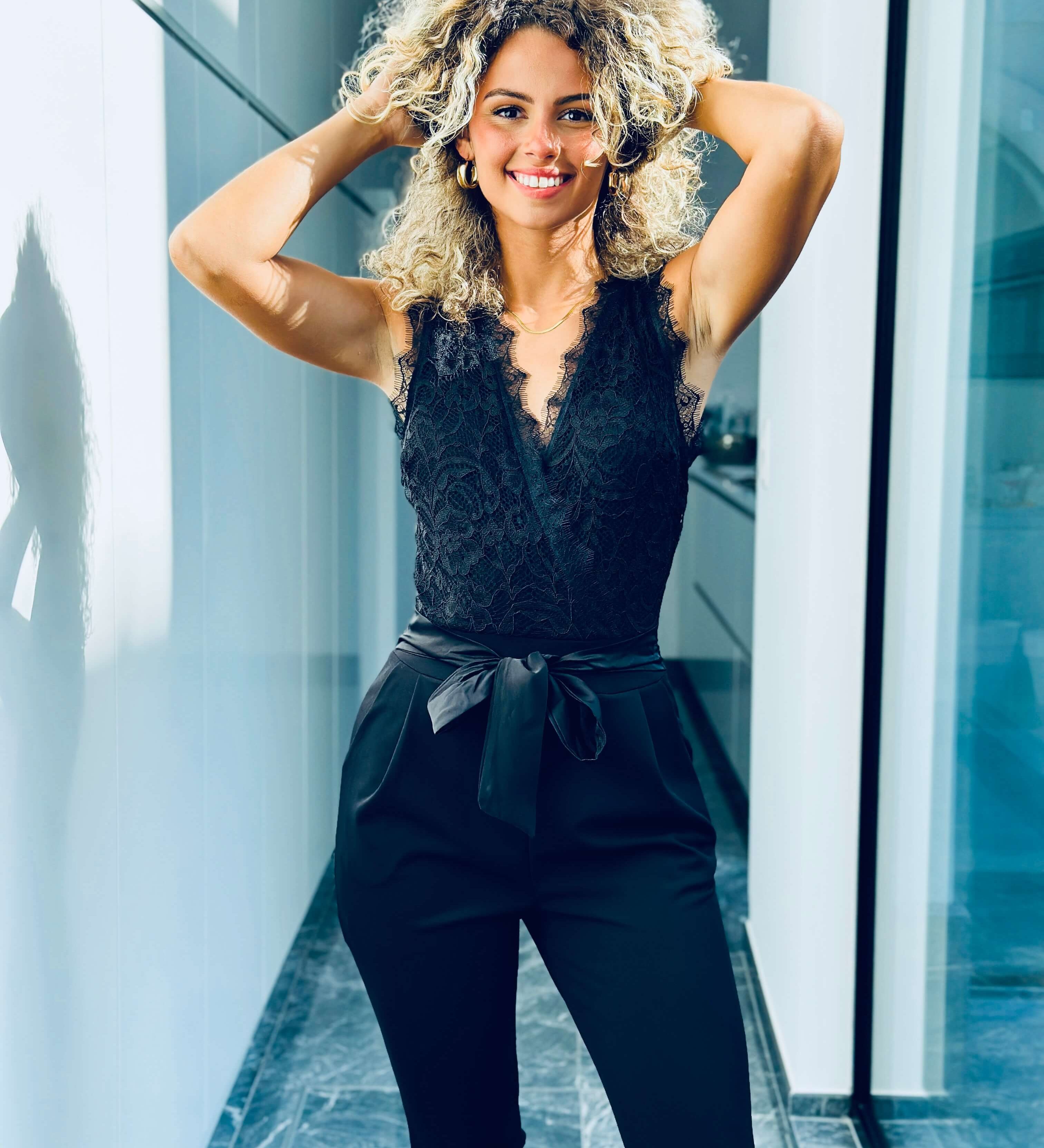Ärmelloser Spitzen-Jumpsuit mit Bindegürtel – Produktansicht 2