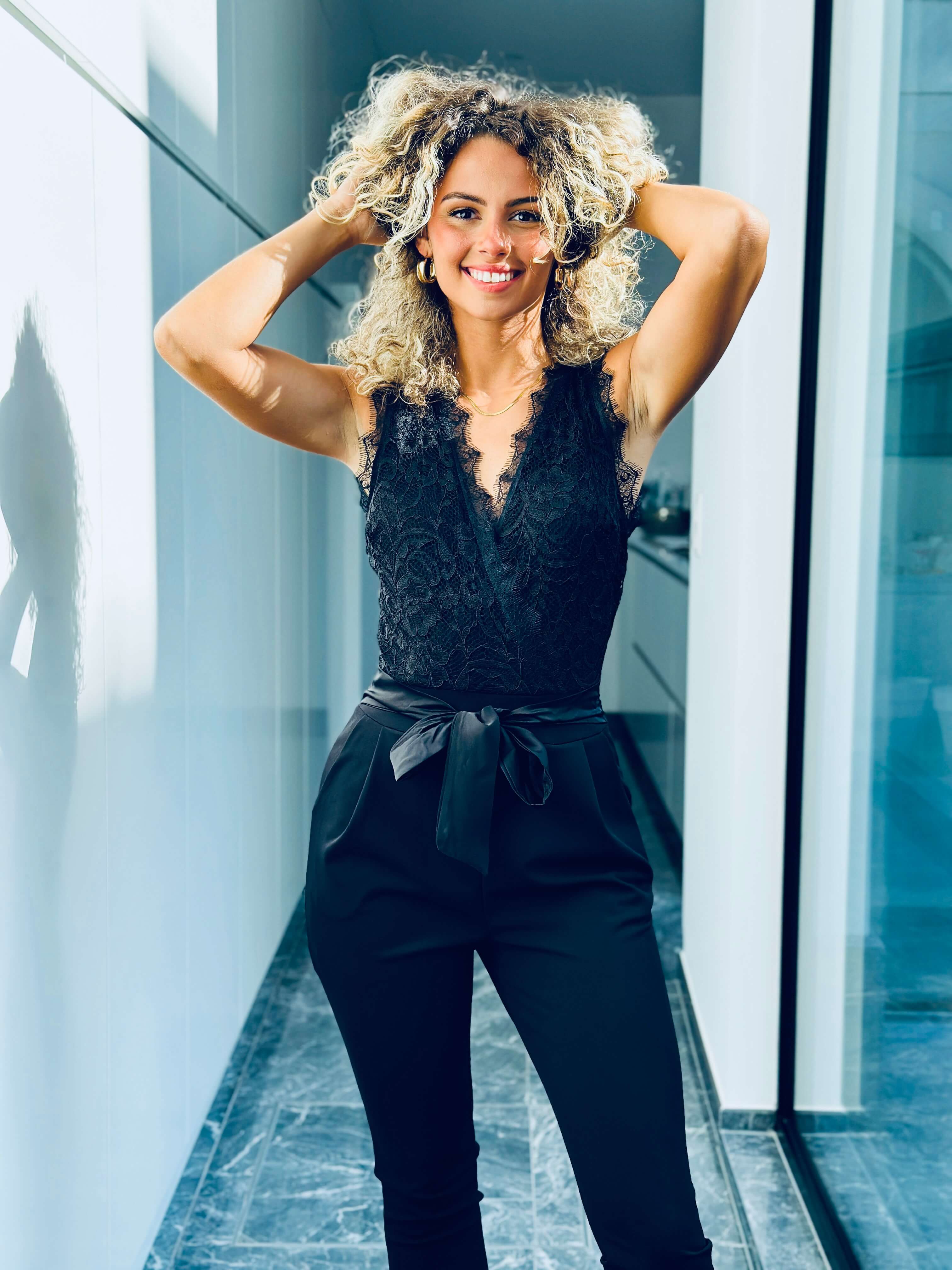 Ärmelloser Spitzen-Jumpsuit mit Bindegürtel – Produktansicht 2