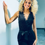 Ärmelloser Spitzen-Jumpsuit mit Bindegürtel – Produktansicht 3