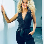 Ärmelloser Spitzen-Jumpsuit mit Bindegürtel – Produktansicht 4