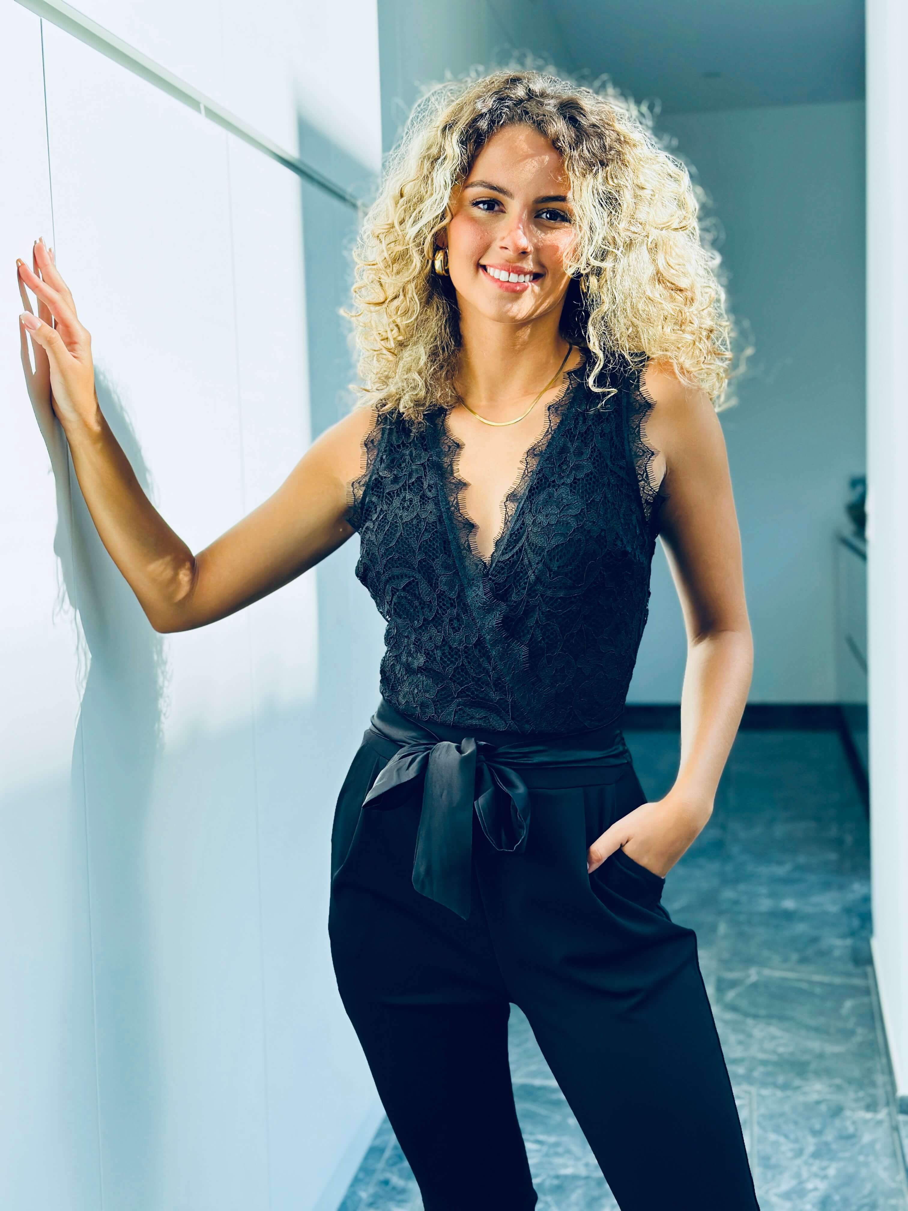Ärmelloser Spitzen-Jumpsuit mit Bindegürtel – Produktansicht 4