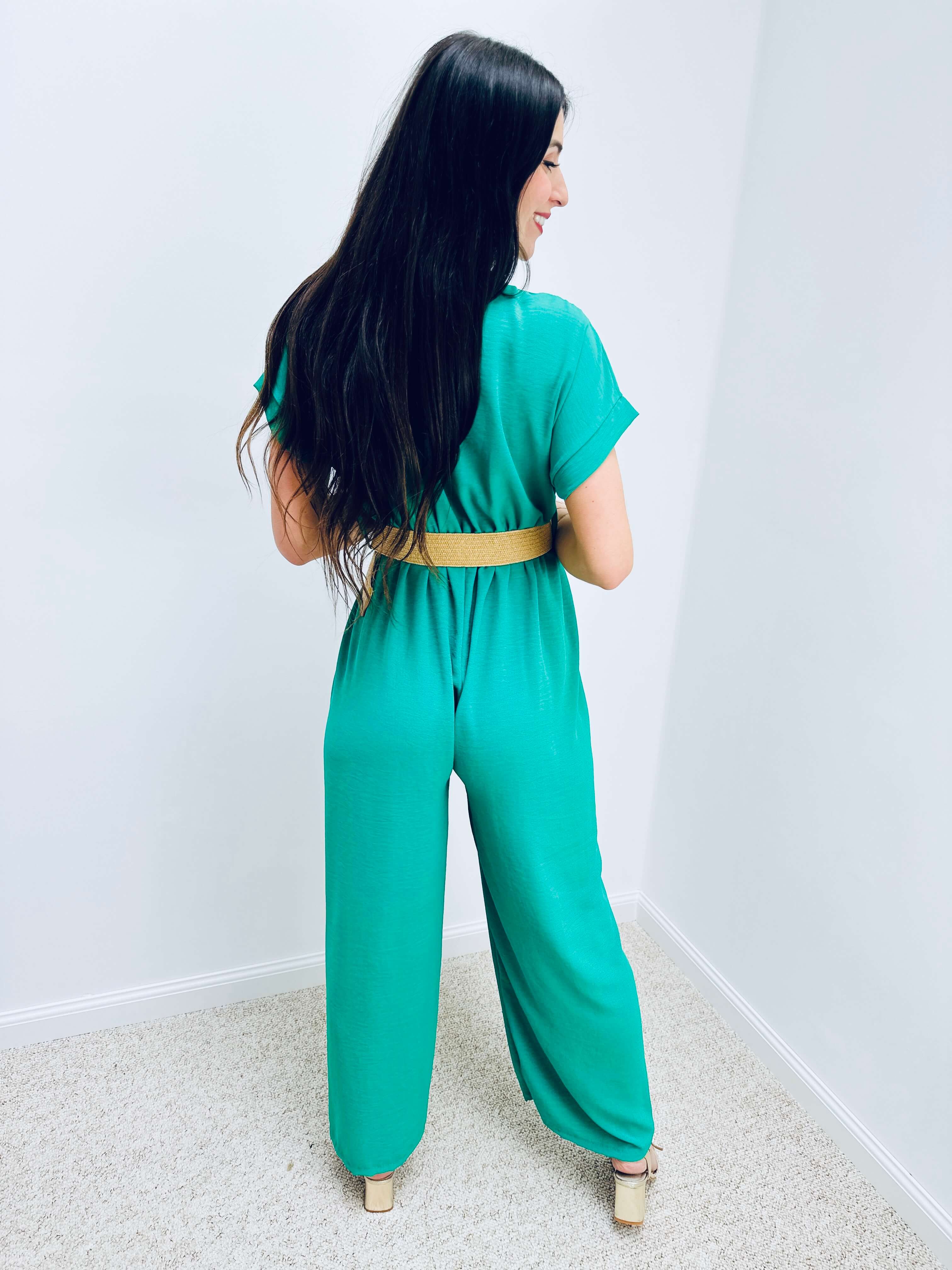 Romane | Fließender Jumpsuit mit Wickelausschnitt und Gürtel