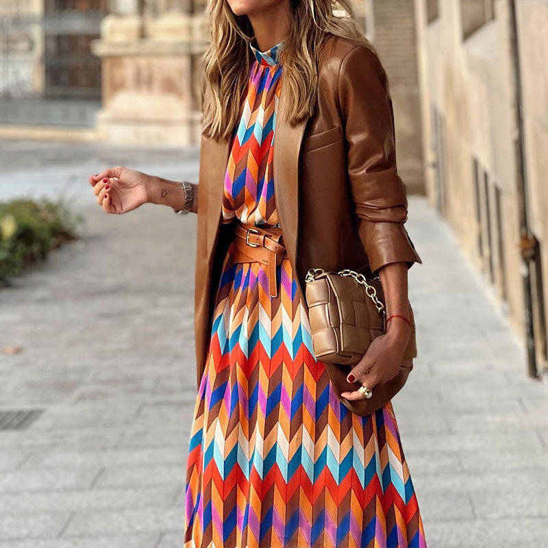 Bequemes Kleid mit buntem geometrischem Muster – Produktansicht 2