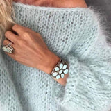 Flauschiger Oversize-Pullover mit langen Ärmeln – Produktansicht 4