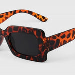 Sonnenbrille mit UV400-Gläsern und klarer Form – Produktansicht 13