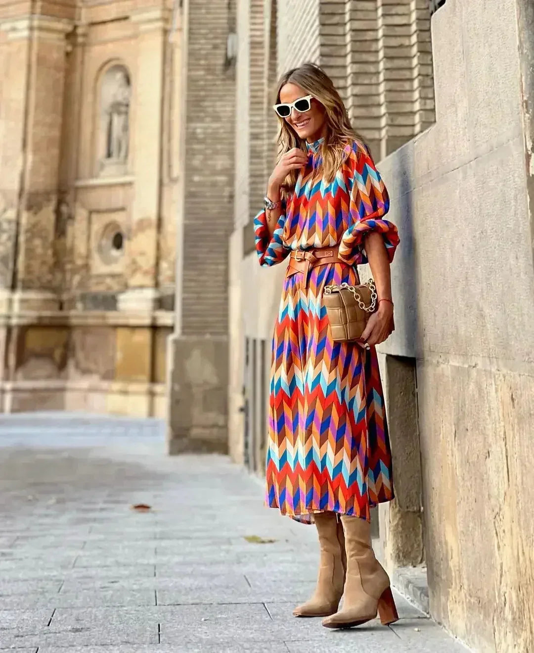 Bequemes Kleid mit buntem geometrischem Muster – Produktansicht 4