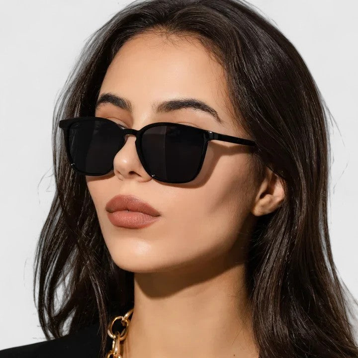 Markante Sonnenbrille im geradlinigen Design – Produktansicht 1