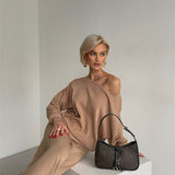 Elegantes Set aus Oberteil und Hose im schulterfreien Schnitt – Produktansicht 9