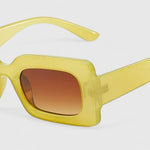 Sonnenbrille mit UV400-Gläsern und klarer Form – Produktansicht 3