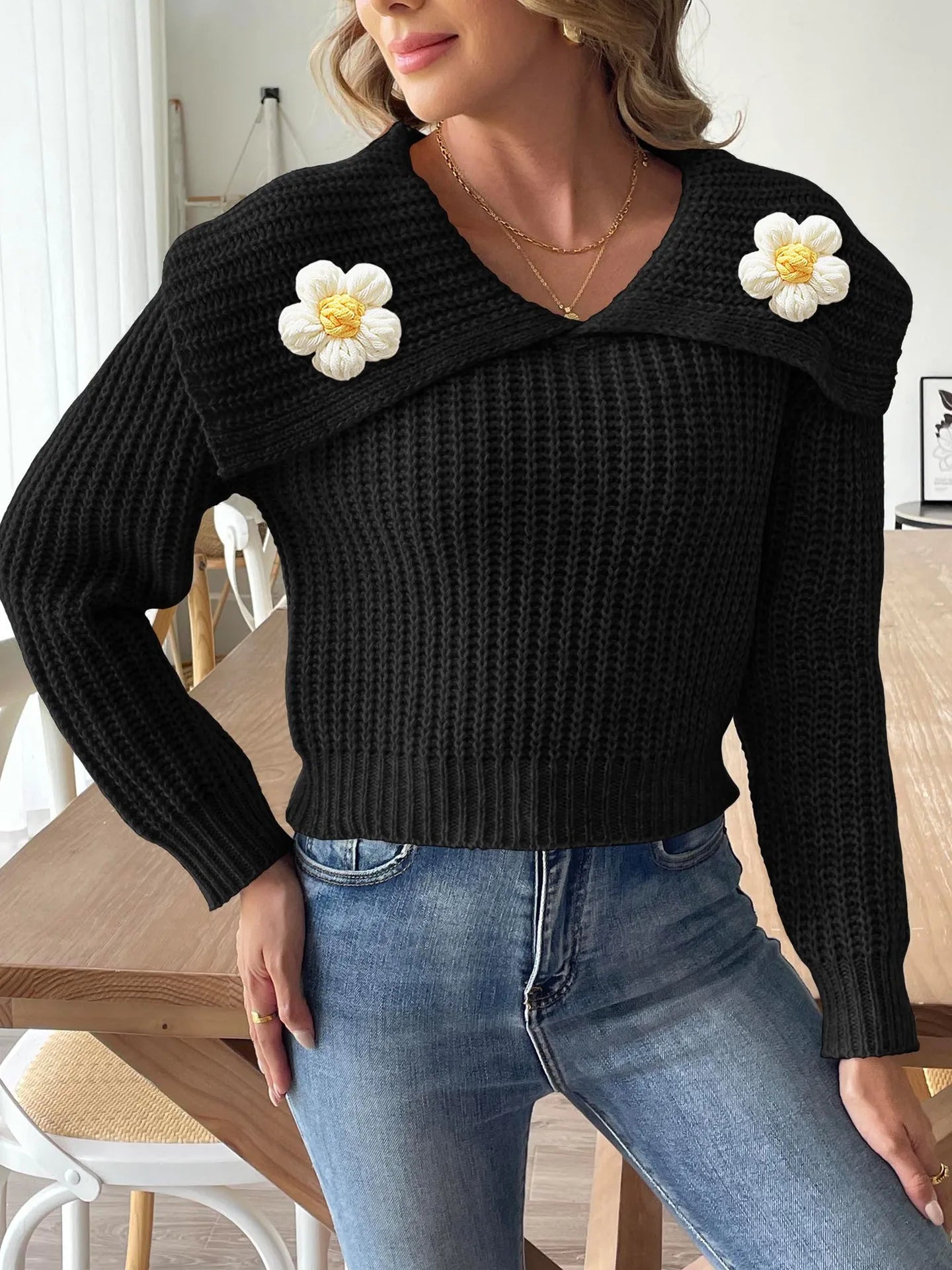 Eleganter Pullover mit verspieltem Blütenkragen – Produktansicht 3