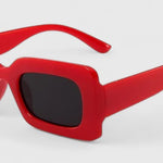 Sonnenbrille mit UV400-Gläsern und klarer Form – Produktansicht 6