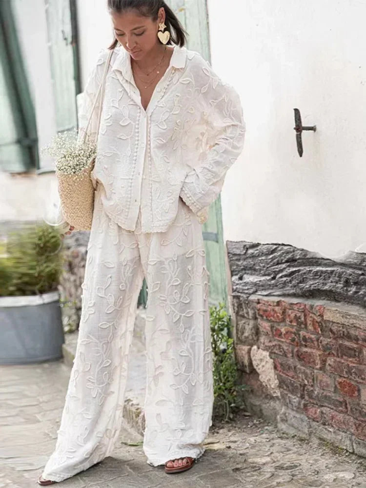 Elegantes Set aus Oberteil und Hose mit feiner Stickerei – Produktansicht 1