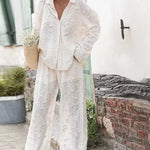 Elegantes Set aus Oberteil und Hose mit feiner Stickerei – Produktansicht 1