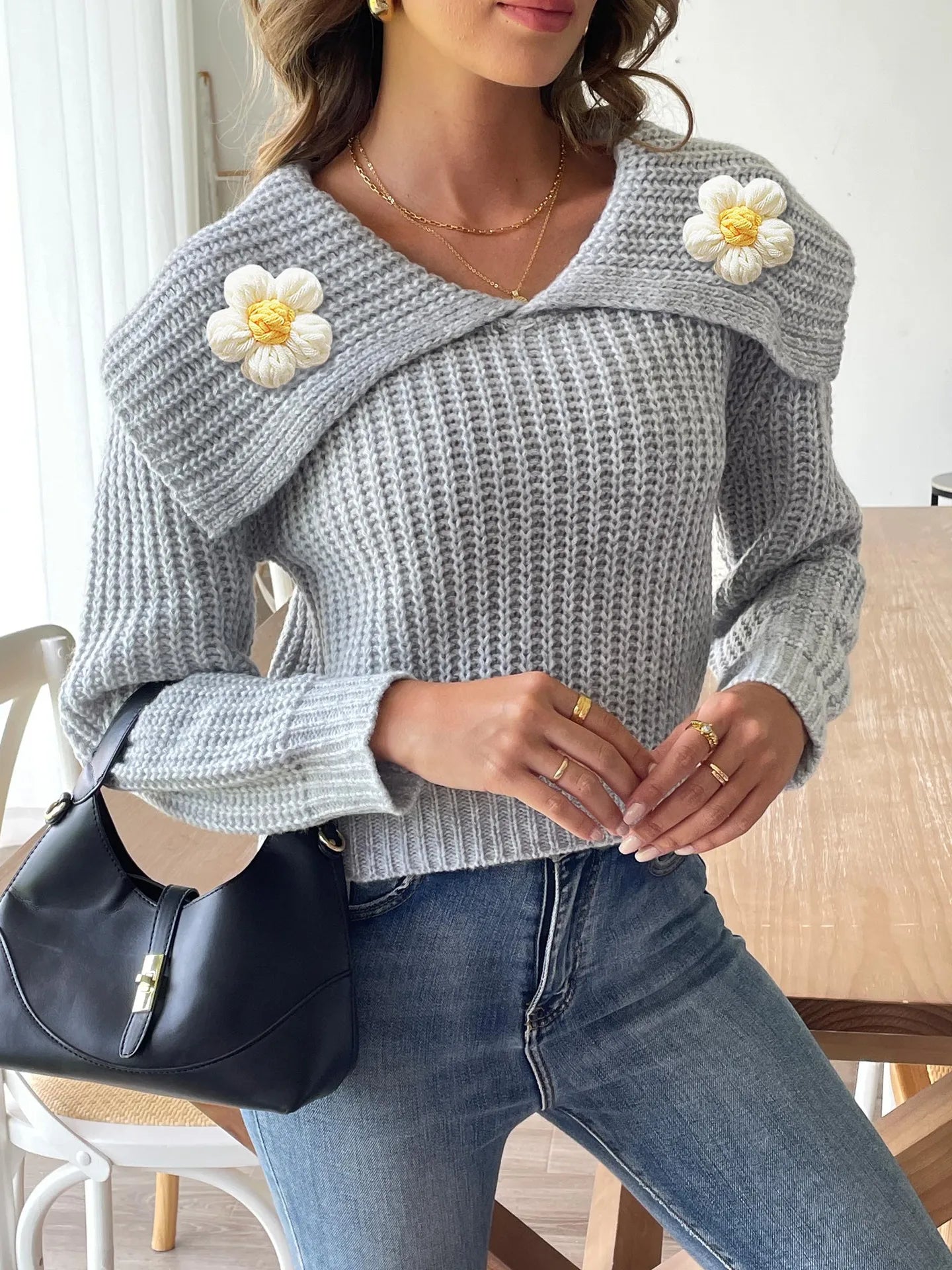 Eleganter Pullover mit verspieltem Blütenkragen – Produktansicht 11