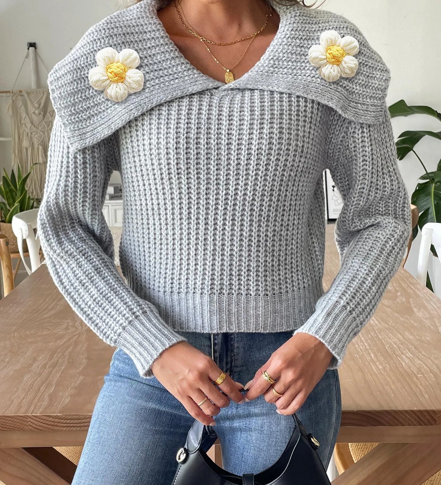 Eleganter Pullover mit verspieltem Blütenkragen – Produktansicht 10