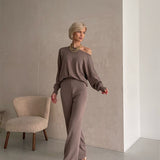 Elegantes Set aus Oberteil und Hose im schulterfreien Schnitt – Produktansicht 11