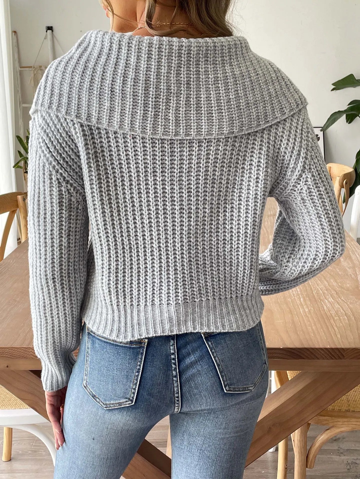 Eleganter Pullover mit verspieltem Blütenkragen – Produktansicht 13