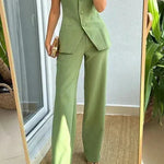 Elegantes Set aus Oberteil und Hose in ärmelloser Form – Produktansicht 4