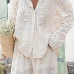 Elegantes Set aus Oberteil und Hose mit feiner Stickerei – Produktansicht 2
