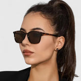 Markante Sonnenbrille im geradlinigen Design – Produktansicht 7