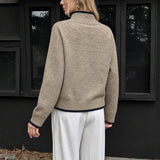 Minimalistischer Pullover aus unifarbenem Strick – Produktansicht 3